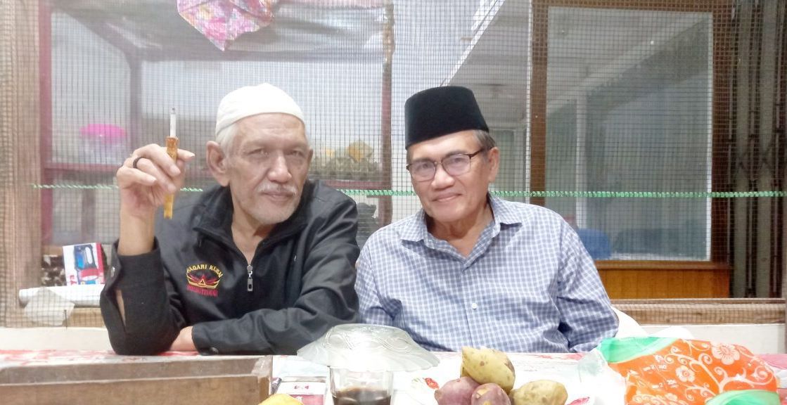 Syamsul Bahri, SH. St. Sampono Ali (kiri) bersama Prof. Dr. Eddy Marheni